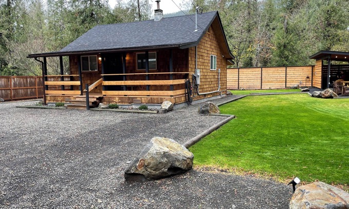 Marmot Cabin | Cozy cabin 1 mile to Sandy Ridge Bike Park, with RV hook up and EV charger.