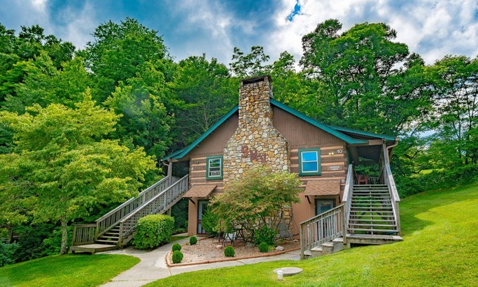 Blowing Rock Apartment | Cozy Cabin #10 - Sleeps 6 - Full kitchen + fireplace - between Boone & Blowing Rock NC
