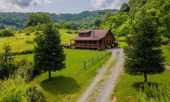 Mountain Base Cabin | Cozy Cabin 2 miles to Snowshoe on 7.5 acres~3BR+Loft~6 beds~Hot Tub~EV Charger