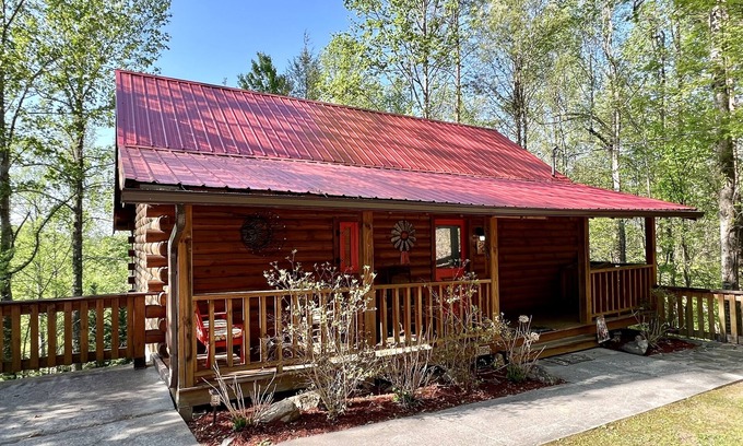 Pigeon Forge Cabin | Cozy cabin 2 miles from Parkway! Secluded Screen Porch Wifi Pool Dog Friendly
