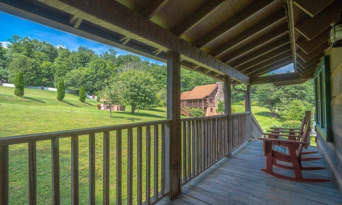 Blowing Rock Apartment | Cozy Cabin #6 - Sleeps 6 - Full kitchen + fireplace - between Boone & Blowing Rock NC