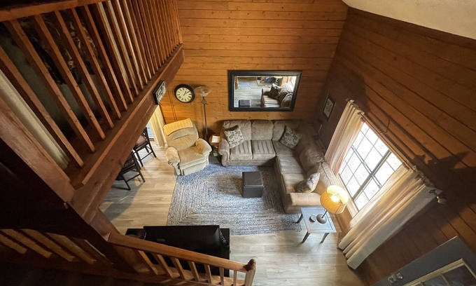 Table Rock Cabin | Cozy cabin close Branson fun/area lakes~ great enclosed patio~ pet friendly