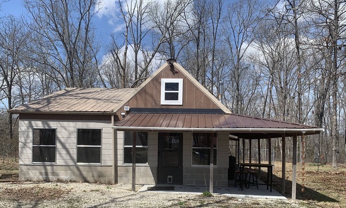 St. James Cabin | Cozy Cabin close to parks, rivers and wineries