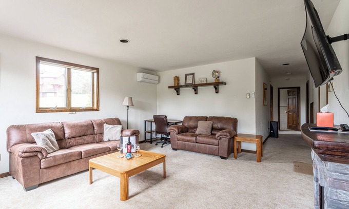 Windham House | Cozy Cabin Condo by the Mountain, 5mins to skiing!