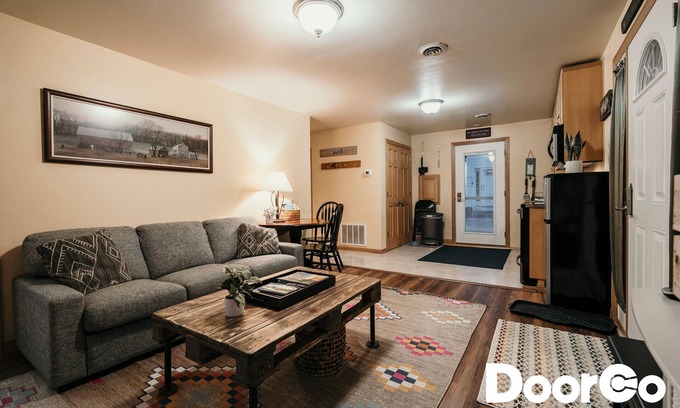 Fish Creek Cottage | Cozy Cabin! Dwntwn Fish Crik! Hike, Bike. Dogs ok!