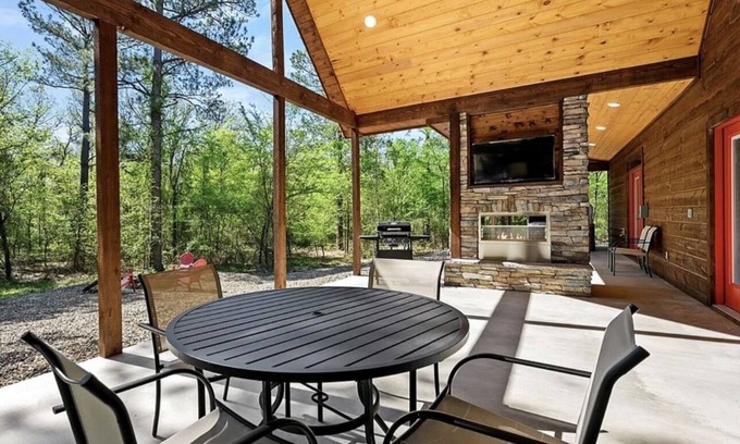 Pickens Cabin | Cozy cabin equipped with all the essentials and more just minutes from Hochatown