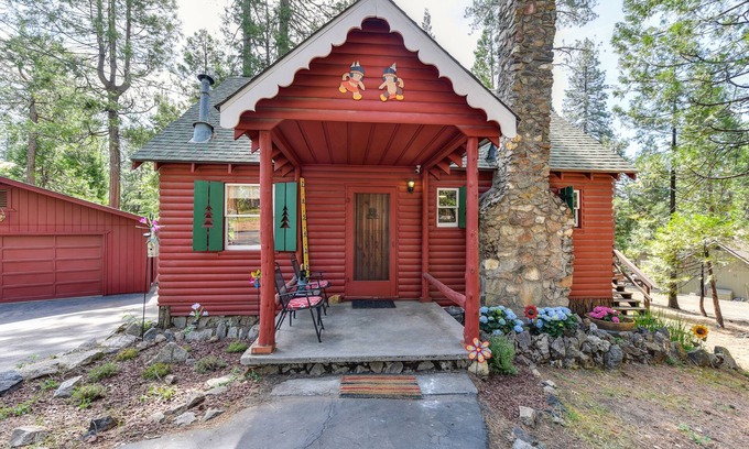 Mi-Wuk Village Cabin | Cozy Cabin! Family Friendly! Games! Dogs Welcome! Close to Skiing & Twain Harte!