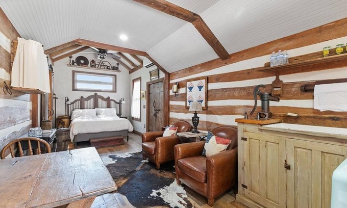 Fredericksburg Cabin | Cozy Cabin for Two 1 Block to Main