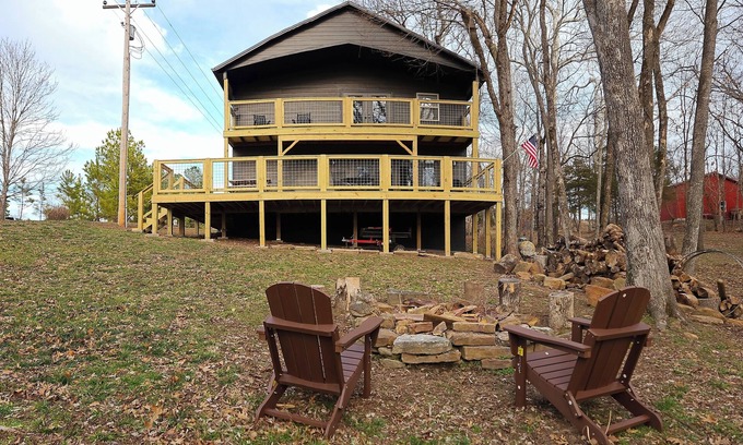 Eureka Springs House | Cozy Cabin Getaway! Short walk to the White River & close to Eureka Springs!