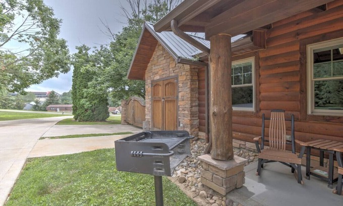 Millersburg Cabin | Cozy Cabin Getaway with Fireplace, Kitchen, Jacuzzi Tub - Sleeps 2