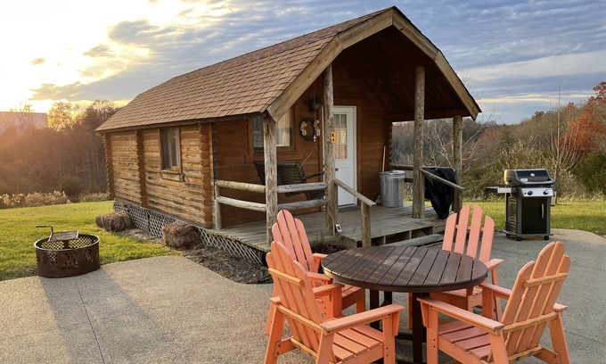 Summit Cabin | Cozy cabin hideaway with kitchen