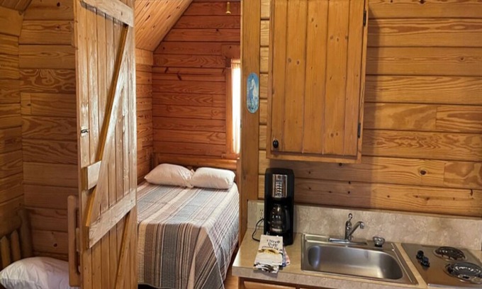 Argillite Cabin | Cozy cabin hideaway with kitchen