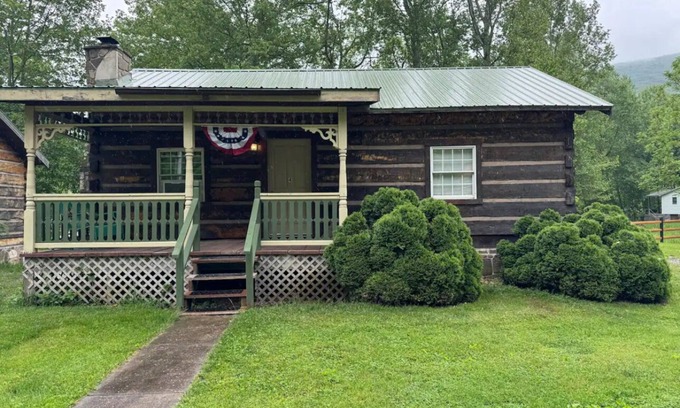 Seneca Rocks Cabin | Cozy cabin in lovely Seneca Rocks WV with WiFi, smart TVs and jucuzzi tub