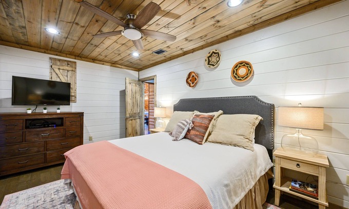 Broken Bow Cabin | Cozy Cabin in Supreme Location Near Lake! For Families & Couples