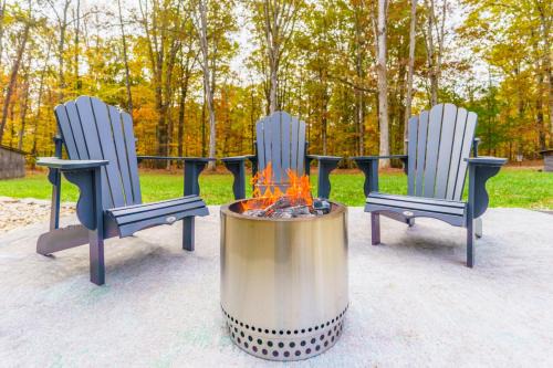 Ashley Oaks House | Cozy Cabin in the Woods w/Playroom, Deck & Lounge