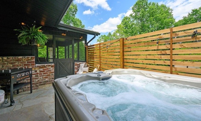 Gatlinburg Cabin | Cozy Cabin Mountain Retreat | The Glade Escape