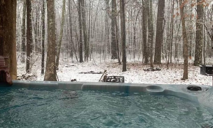 Fort Payne Cabin | Cozy cabin near DeSoto and Little River with private hot tub!