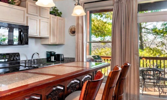Pigeon Forge Cabin | Cozy Cabin Near Dollywood with Hot Tub & Grill!
