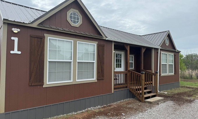 Lawton Cabin | Cozy cabin near Medicine Park Tv and WIFI