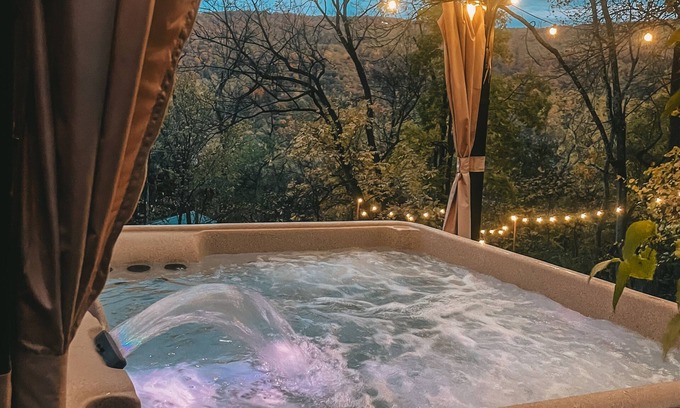 Front Royal House | Cozy cabin near Shenandoah National park, wineries & hikes with hot tub