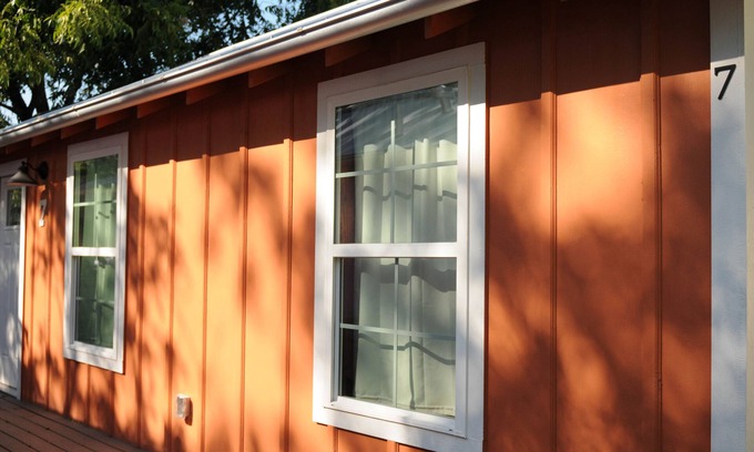 New Braunfels Cabin | Cozy Cabin near the Comal River-Cabin #7- Farmhouse Theme. Walk to Wurstfest