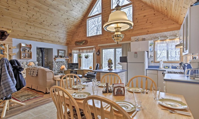 Weirgor Cabin | Cozy Cabin on 10 Acres, Walk to Chippewa River!