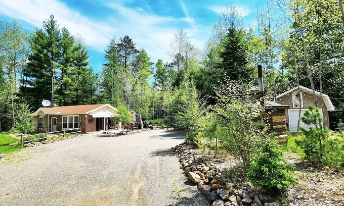 Wauksaukee Cabin | Cozy cabin on 5 acres of wooded land!