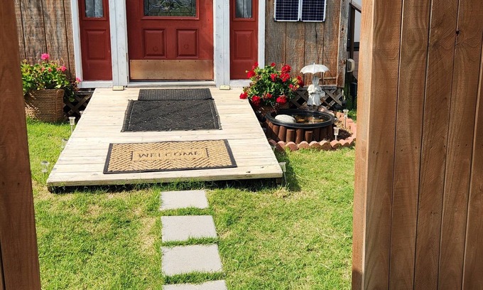 Wagoner County Cottage | Cozy cabin on a working horse rescue with WiFi, HVAC, plumbed outhouse, shower