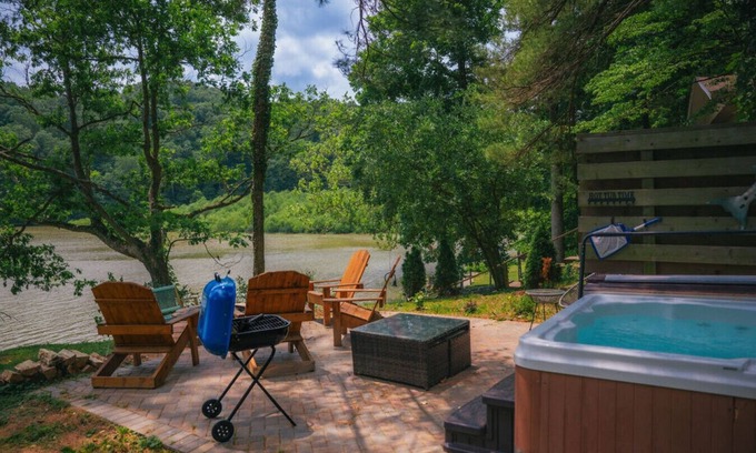 Martinsville Cabin | Cozy Cabin on Lake front with Hot tub & firepit
