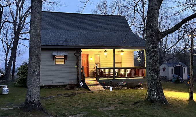Cedar Bluff Cottage | Cozy cabin on the brow. Beautiful flowers perfect for your spring getaway!