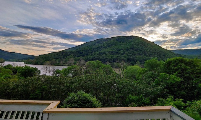 New River Cabin | Cozy Cabin on the New River near Blacksburg, Va. Hot Tub on deck overlooking
