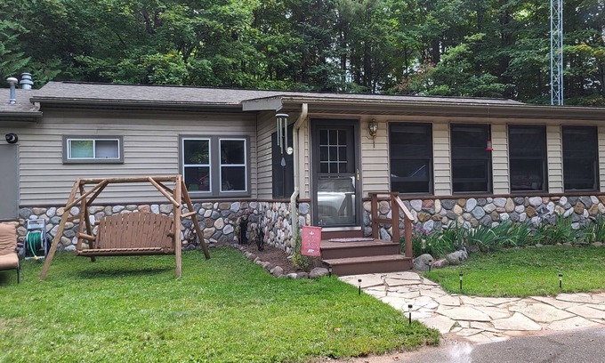 Land O Lakes House | Cozy cabin outside of Land 'O Lakes -on snowmobile/UTV trail near Cisco Chain