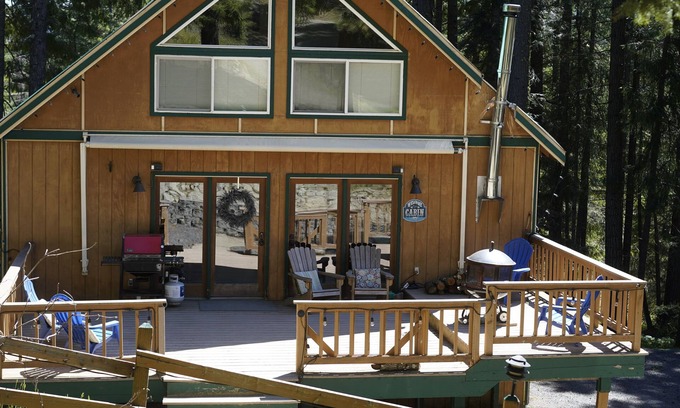 Roslyn Ridge Cabin | Cozy Cabin Pineloch Sun Beach Getaway! Lake Cle Elum 1mi away! New Hot Tub!