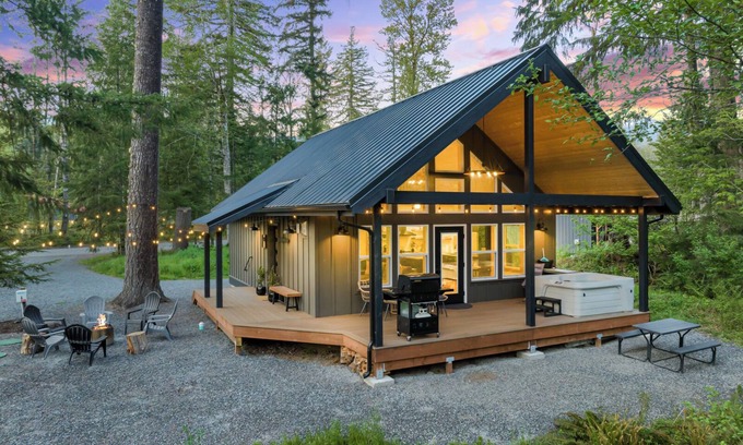 Paradise Estates Cabin | Cozy cabin retreat w/hot tub less than 5 mi to Mt Rainier NP
