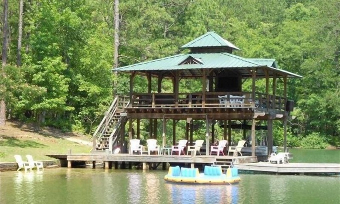 Dadeville Cabin | Cozy Cabin,Sandy Beach,Fantastic Dock W/50' TV & Boat Launch