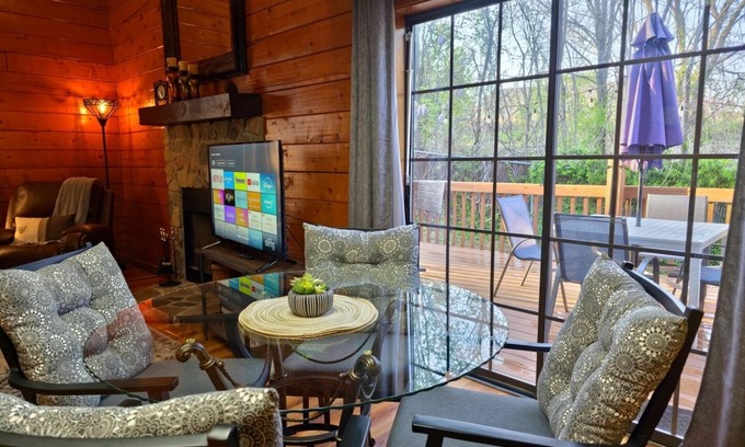 Table Rock Cabin | Cozy Cabin~Sleeps 6~Deck~BBQ Grill~Dog-Friendly