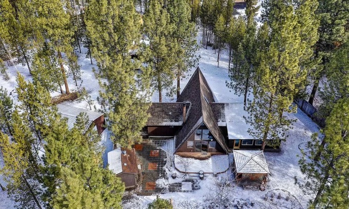 La Pine House | Cozy cabin style house/Hot Tub/Free Wi-Fi/Pets are welcome/RV Hookup