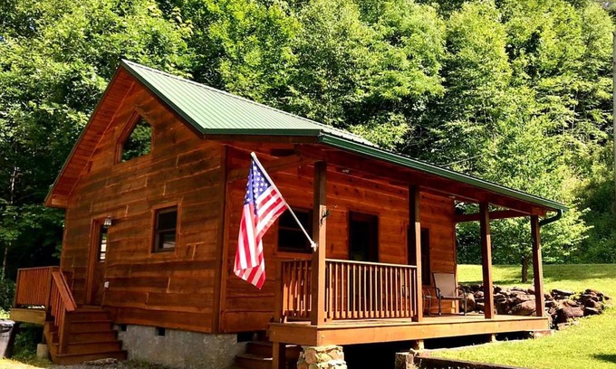 Sylva House | Cozy Cabin Surrounded By Streams