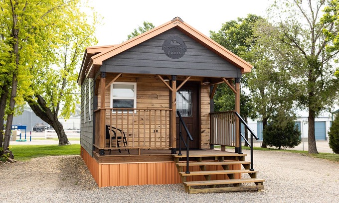 Glendive House | Cozy Cabin Tiny House in Glendive 1 mile from Makoshika State Park! Pet friendly