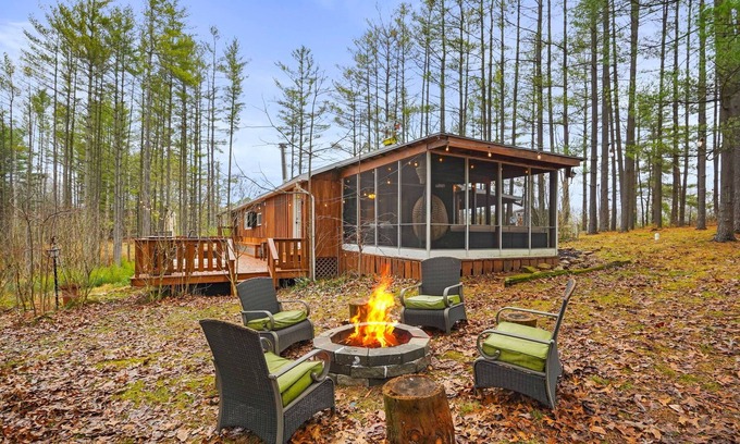 South Bloomingville Cabin | Cozy cabin ~ Hot Tub~ winery close by ~ Pet Friendly ~ 15 mins to Ash Cave