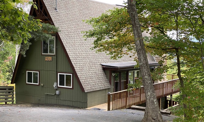 Chalet Village Ski Chalet | Cozy Cabin with Breathtaking Views – Sleeps 6