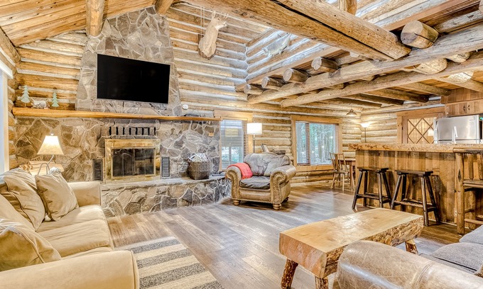 Mount Hood Village Cabin | Cozy Cabin with Great Outdoor Space, Fireplace, & Free WiFi - Near Sandy River