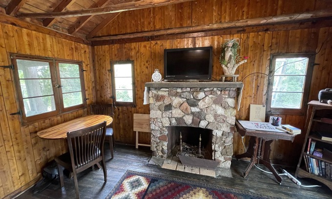 Canandaigua Cabin | Cozy Cabin with Hot Tub!