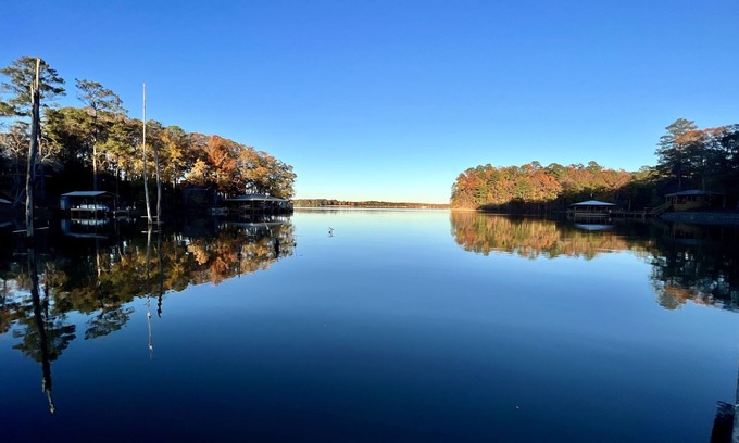 Downsville Cabin | Cozy Cabin with Screened Porch and Fishing Dock on Lake D'Arbonne