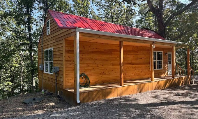 East Bernstadt Cabin | Cozy cabin with a beautiful view of the lake in East Bernstadt