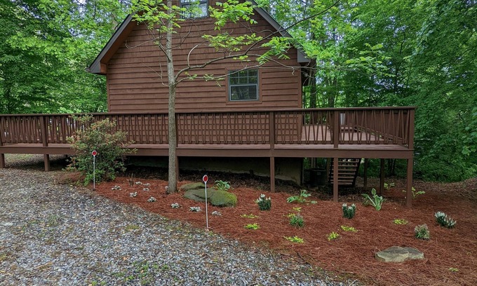 Blairsville Cabin | Cozy cabin with wrap around porch and only minutes to town!