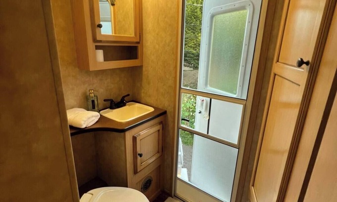 Port Colborne House | Cozy camper