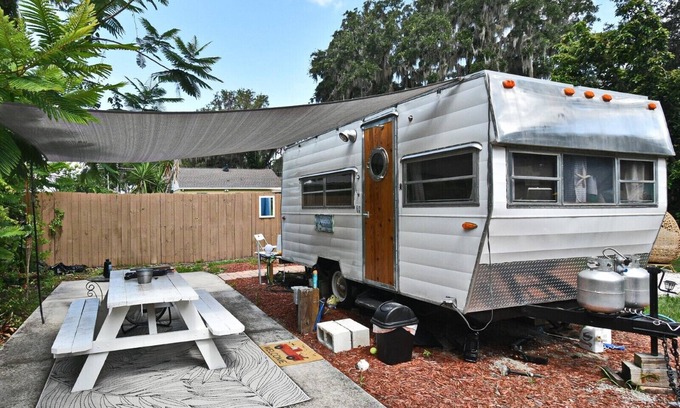 Mount Dora House | Cozy Camper Stay in Mount Dora – Pet Friendly, Walk to Downtown!