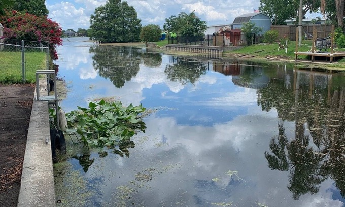 Orange Lake Village House | Cozy Canal Cottage waterfront, nature experience. 15 minutes to the beaches.