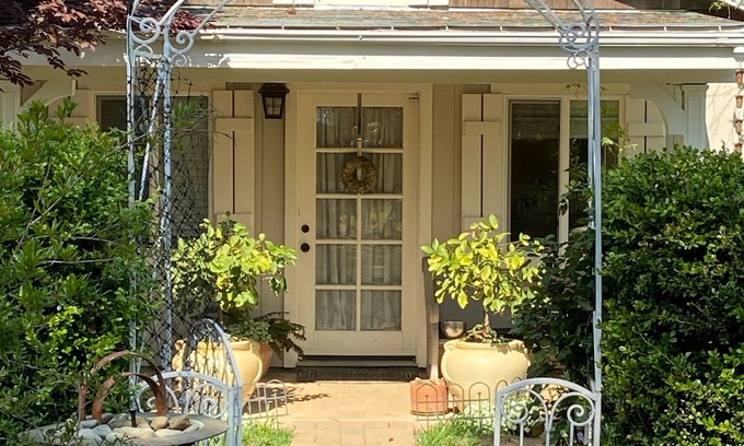 Auburn House | Cozy Canyon Cottage: Come relax, hike, run, or walk 2 town 4 some amazing faire